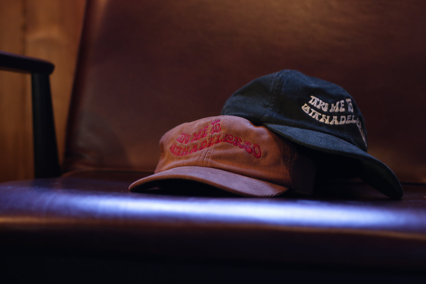 CAPPELLINO IN VELLUTO A COSTE CON RICAMO